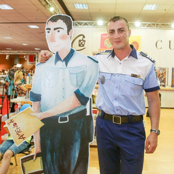 godina cu sosia din carton - fb