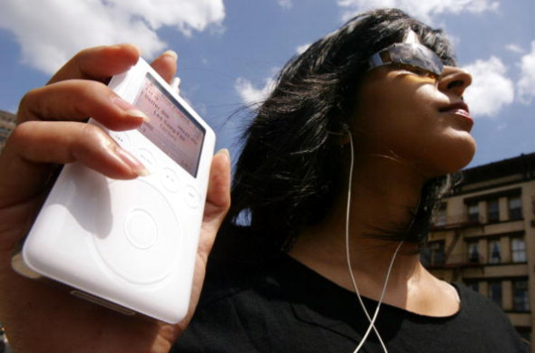 iPods Triple Apples Quarterly Earnings
