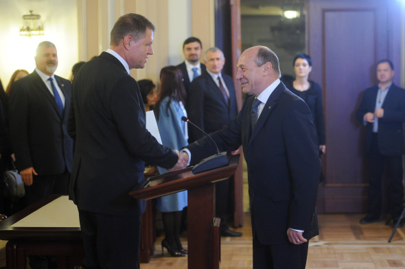 Klaus Iohannis si Traian Basescu, la ceremonia de investire de la CCR - presidency.ro