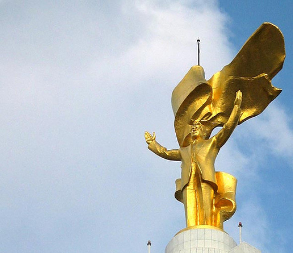 statuia din aur rotitoare a lui niazov turkmenistan - mihail perfilov flickr