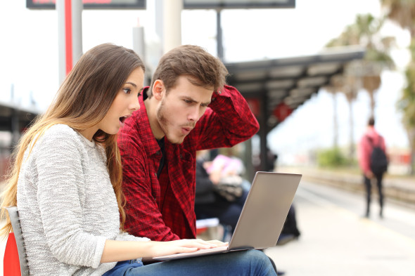 tineri mirati laptop bac rezultate shutterstock_272762726
