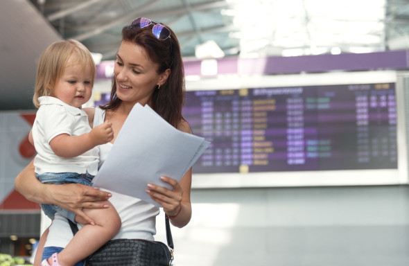 mama copil aeroport shutterstock_571724887