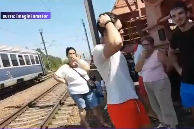 Tren blocat in camp | Locomotiva trimisa in ajutor s-a defectat si ea