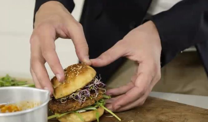 Burgeri si chiftele din insecte, in supermarketurile din Elvetia