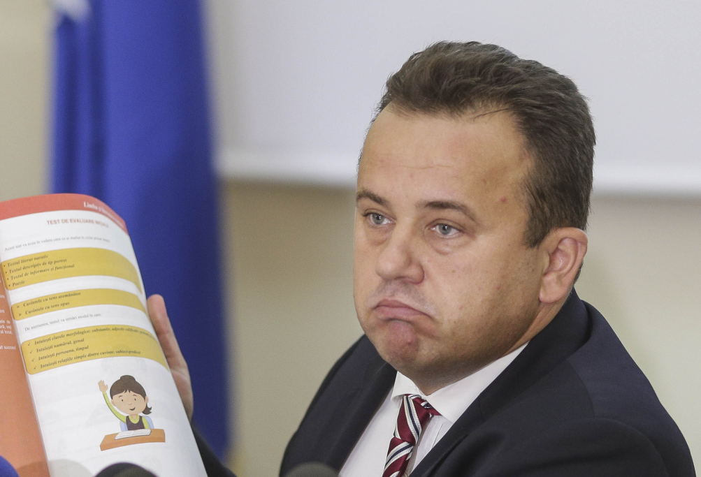 Liviu Pop: Baronii manualelor au anual undeva peste 100 de milioane euro