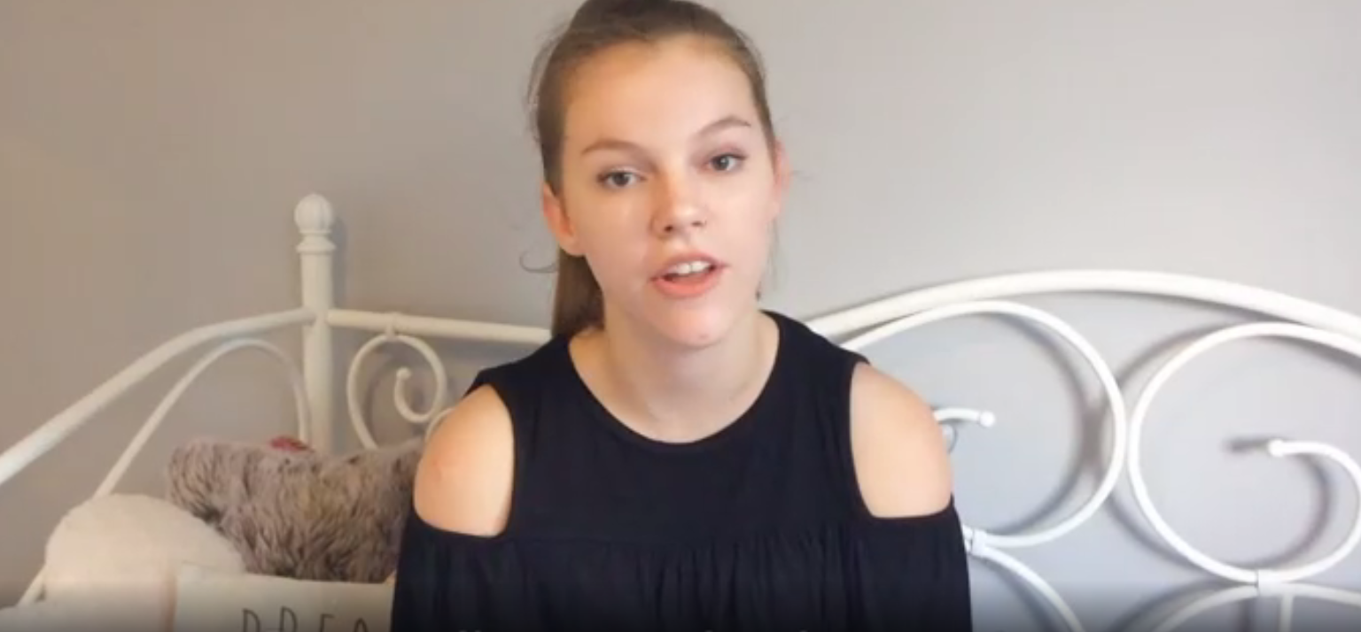 Adolescenta care traieste fara maini si picioare din cauza meningitei