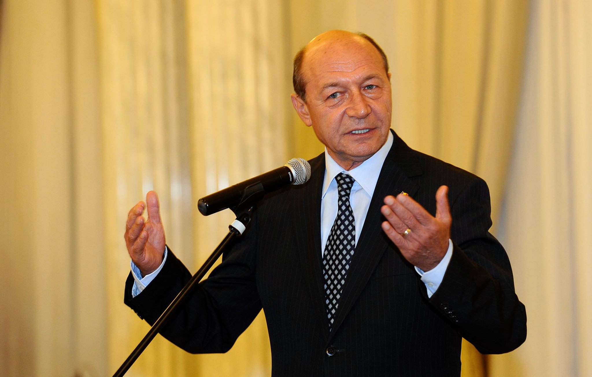 Basescu cere desfiintarea Academiei de Ştiinţe ale Securitaţii Naţionale