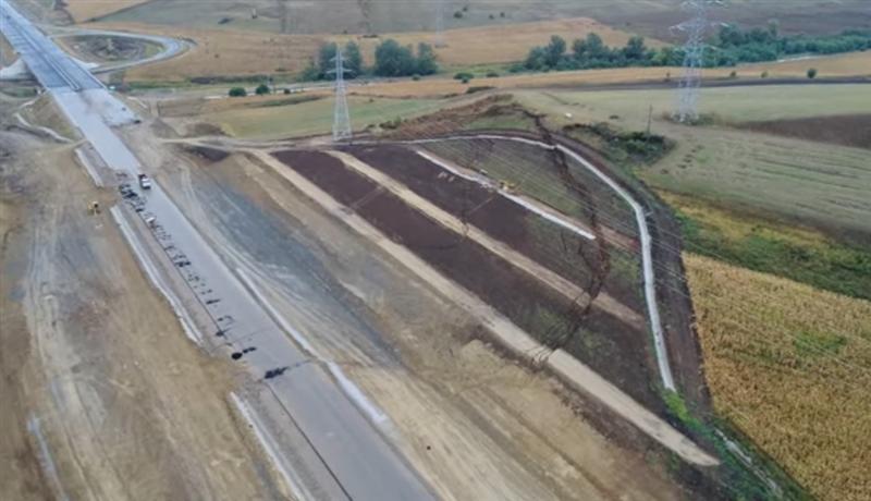 CNAIR a privit impasibil cum aluneca autostrada Sebes - Turda