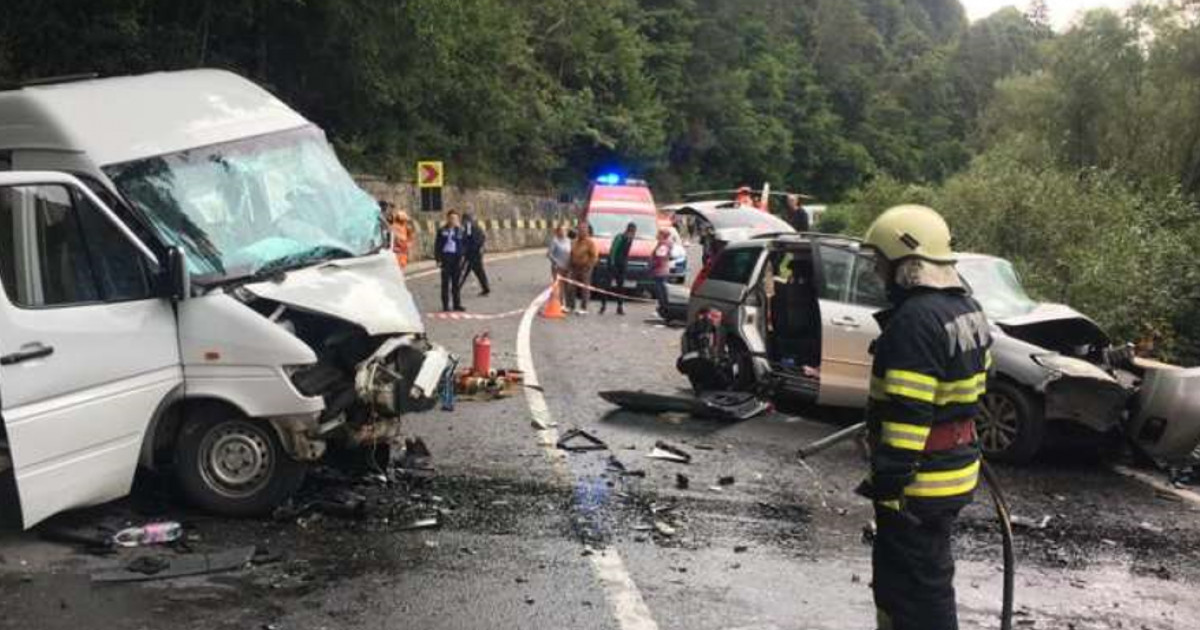 FOTO Trafic blocat peste patru ore pe DN 15 după un accident cu 13