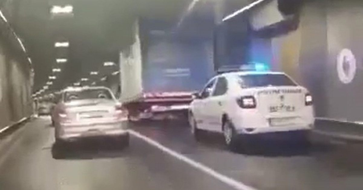 Video Un Camion A R Mas Blocat N Pasajul Unirii Oferul A Fost