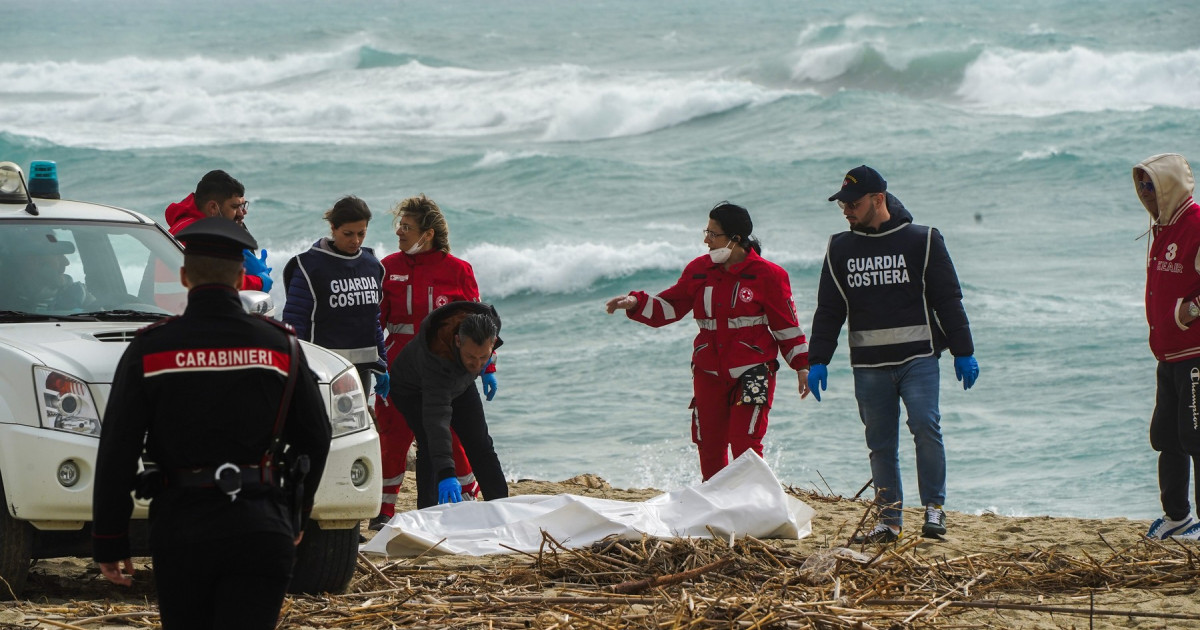 O Barc Plin Cu Migran I S A Rupt N Dou N Largul Coastelor