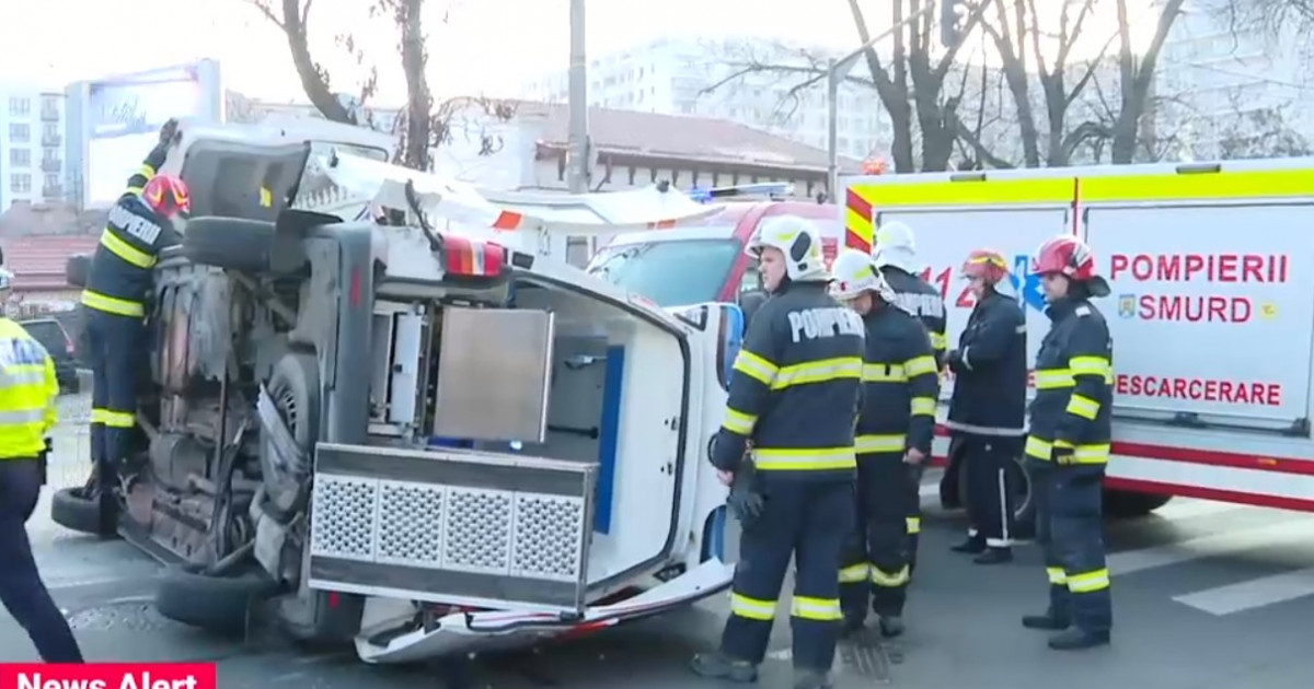 Două accidente rutiere în care au fost implicate ambulanţe au avut