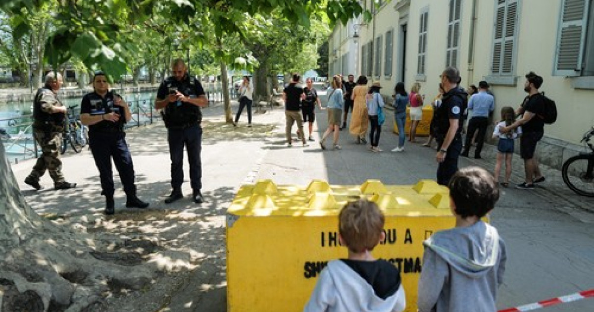 Cel Pu In Patru Copii I Un Adult Au Fost Njunghia I Ntr Un Parc Din