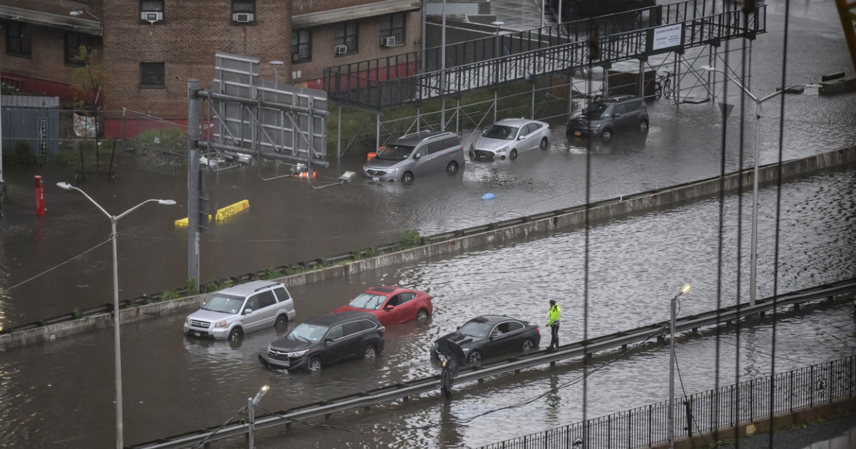 Stare de urgență în New York după ce a plouat în trei ore cât într o