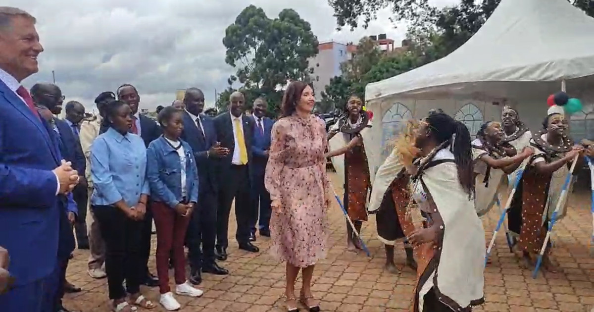 Carmen Iohannis Danseaz Pe Ritmuri Africane La Un Liceu De Fete Din