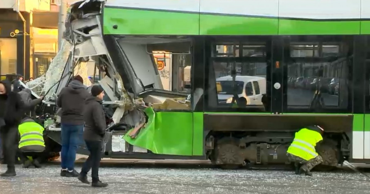 Dou Tramvaie S Au Ciocnit Violent N Bucure Ti Trei Oameni Au Ajuns