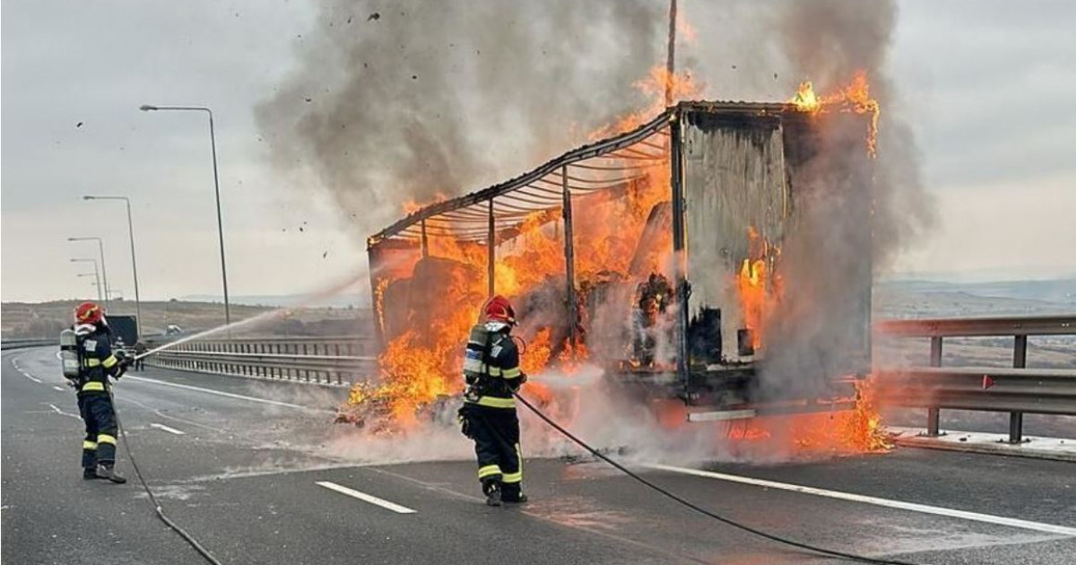 Incendiu Pe A Un Camion Nc Rcat Cu Carton Presat A Luat Foc Digi