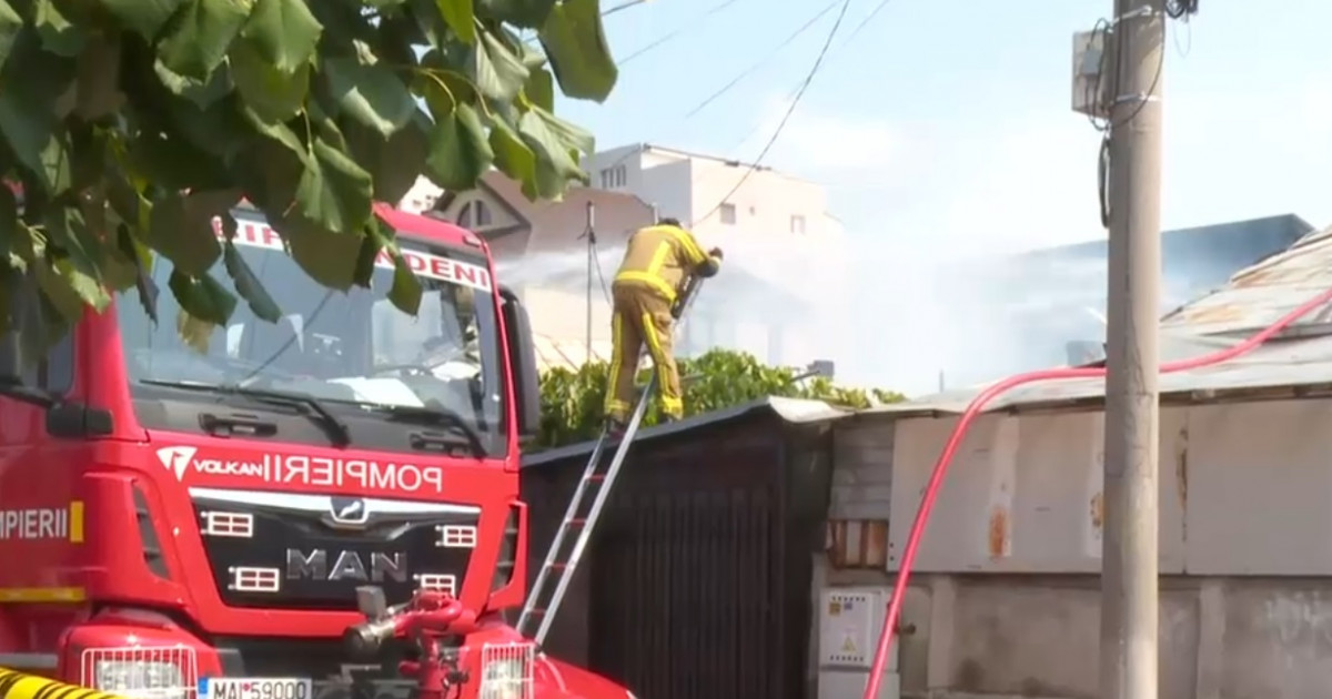 Incendiu Uria Ntr Un Ansamblu De Locuin E Din Sectorul Al Capitalei