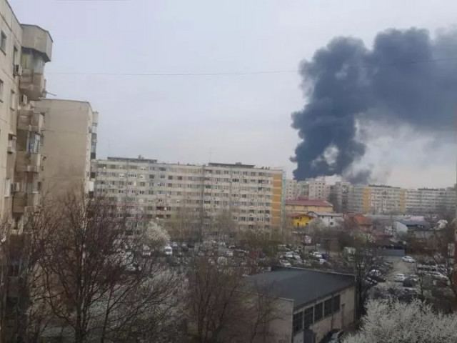 Incendiu puternic în cartierul Rahova din București Imagini cu fumul