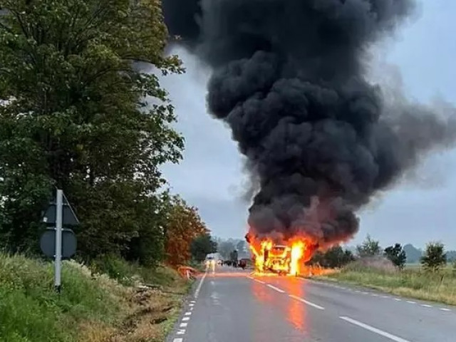 Un autobuz cu 30 de călători a luat foc în mers pe un drum din Neamț