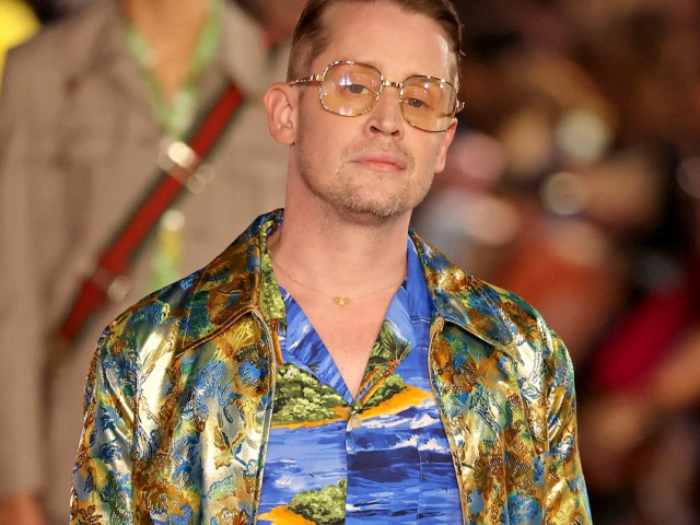 Macaulay Culkin de pe platoul de filmare pe podiumul de modă Starul