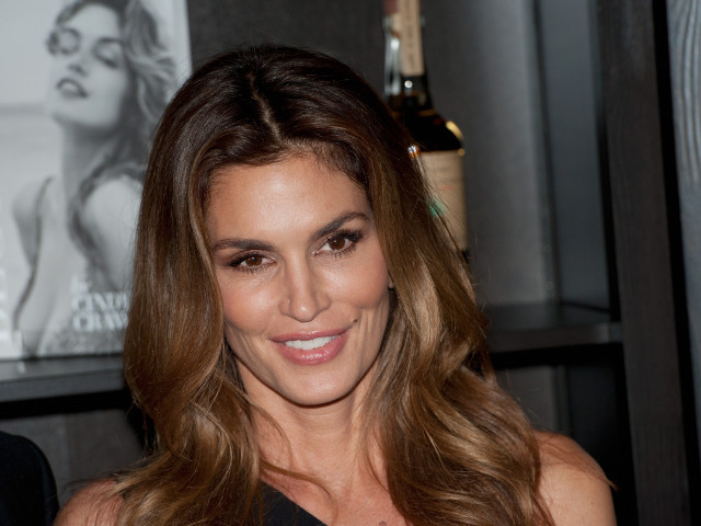 Cindy Crawford Aproape De Nerecunoscut F R Urm De Machiaj Cum S A