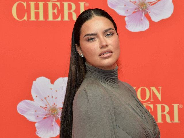 Adriana Lima nu se ascunde în ciuda criticilor primite despre aspectul