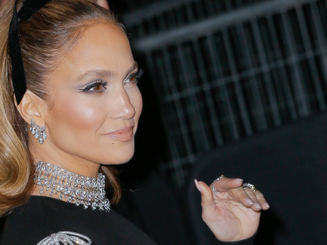 Jennifer Lopez Cu P Rul Ud I Abdomenul Cu P Tr Ele La Vedere N Cel