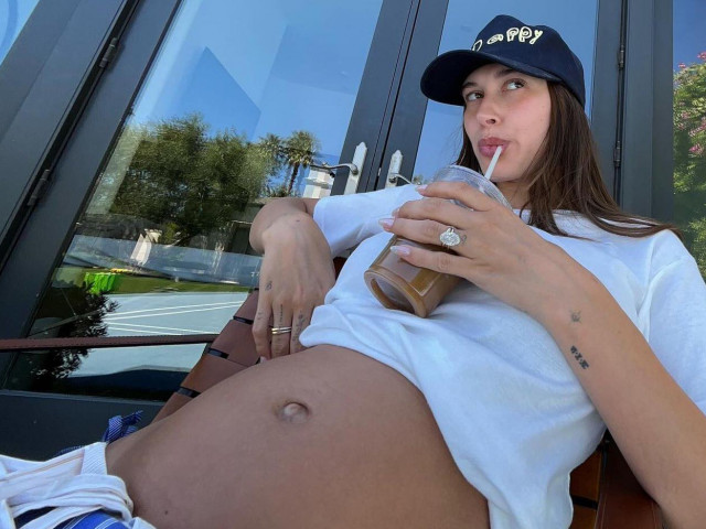 Hailey Bieber noi imagini cu burtica de gravid Soția lui Justin