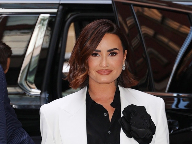 Demi Lovato Imaginea Elegan Ei La O Cin Vogue Artista Mai