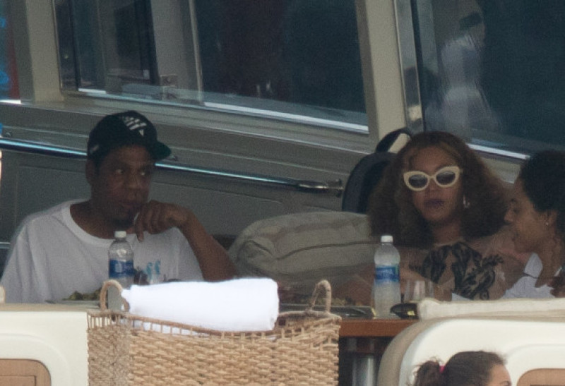 jay-z-beyonce-iaht-miami-splash