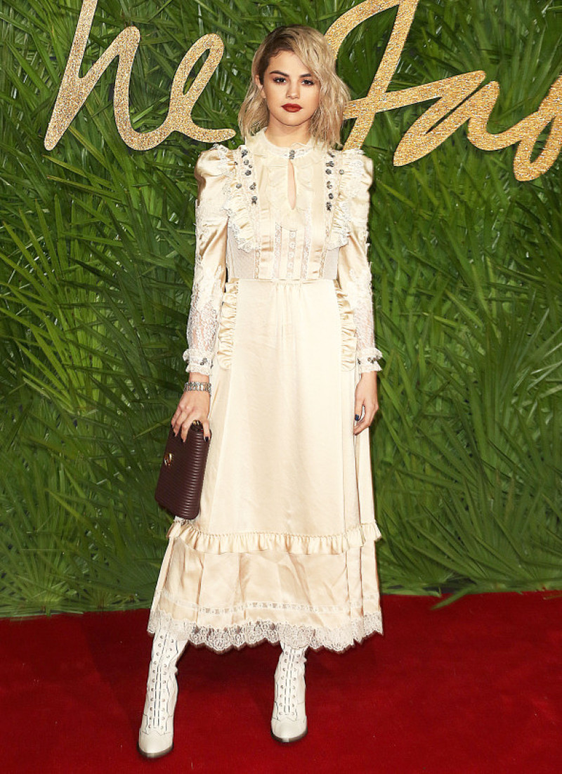selena-gomez-fashion-awards-splash