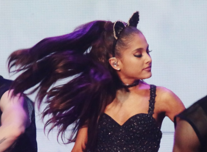ariana-grande-ponytail-splash