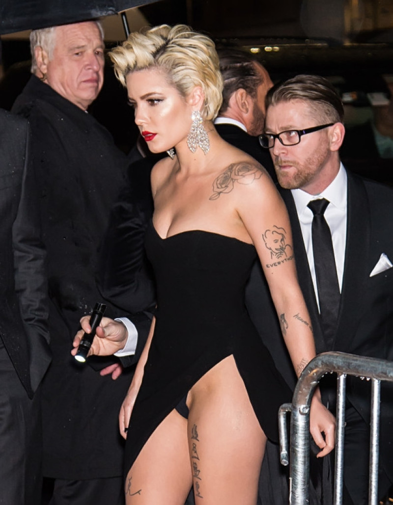 Halsey-problema-rochie2-splash