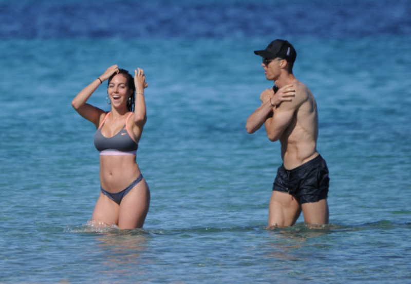georgina-rodriguez-ronaldo-ibiza-splash