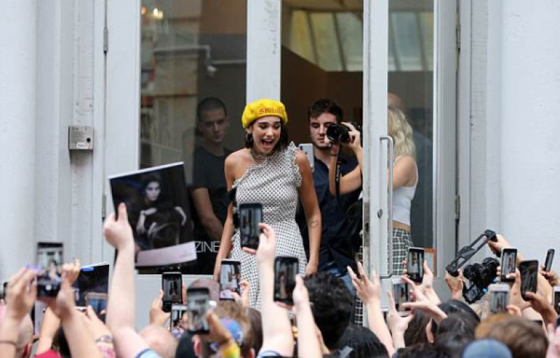 dua-lipa-admiratori-new-york