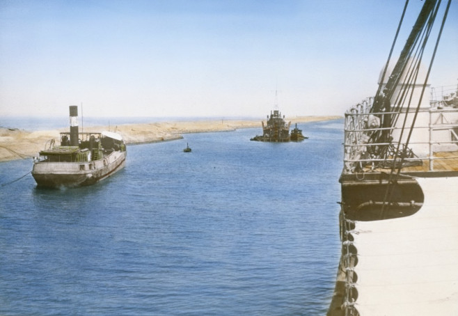 Blick auf Schiffsverkehr Suezkanal / Foto