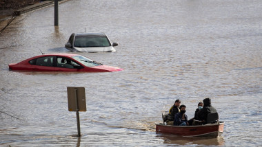 inundatii in canada oameni salvati cu barca