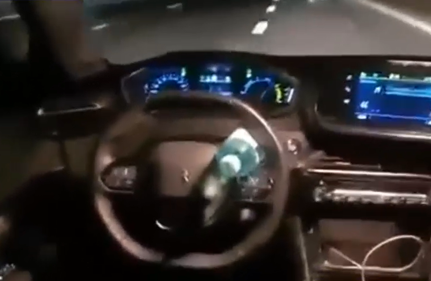 Un șofer român a vrut să arate că mașina lui merge în "mod autonom" cu o sticlă de plastic și a provocat un accident pe autostradă