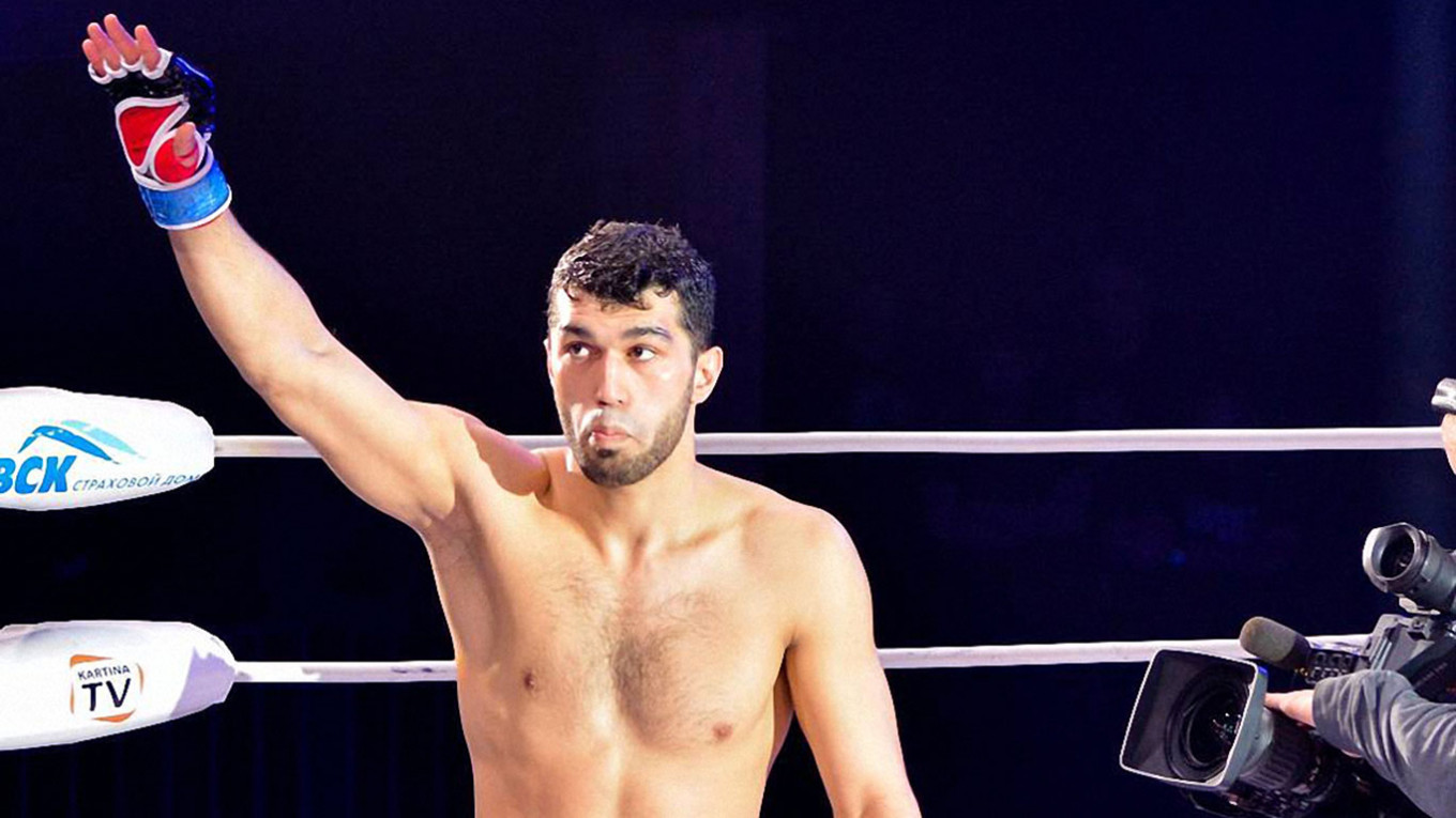 Un luptător rus de MMA a ucis un medic pe care l-a înjunghiat în gât cu un os de animal, după o discuție despre vaccinarea anti-Covid