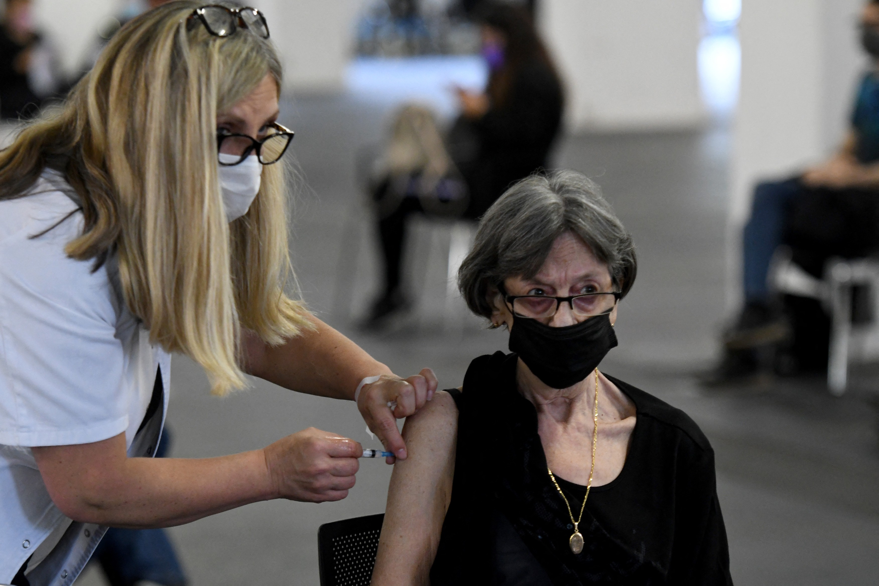 Cum caută rușii să obțină un certificat de vaccinare valabil în UE, care să le permită să călătorească în Occident