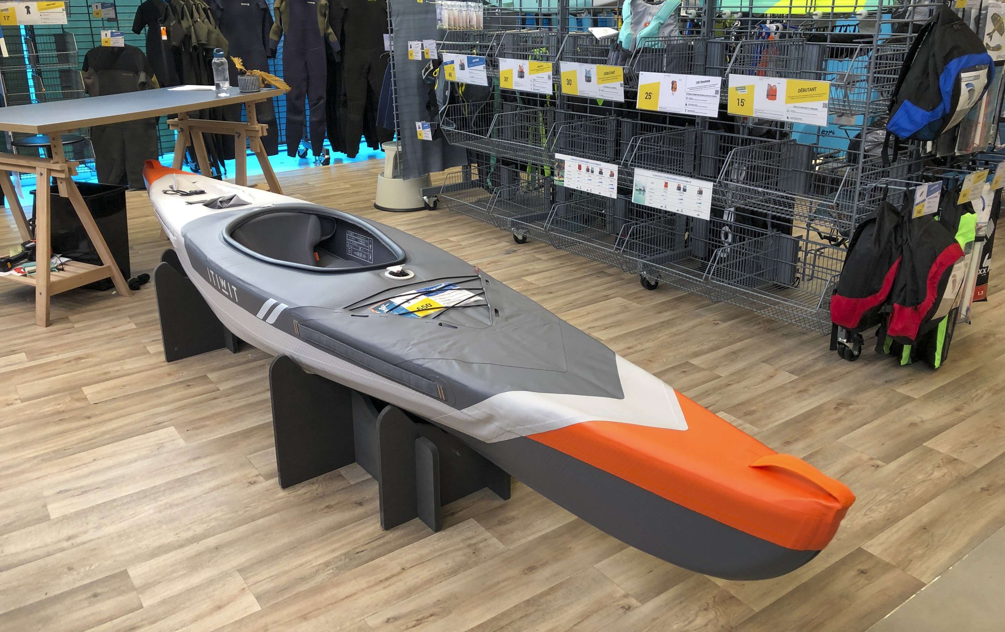 Decathlon nu mai vinde caiace în Franța, din cauză că sunt folosite de migranți pentru traversarea Canalului Mânecii