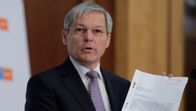 Dacian Cioloș face declații.