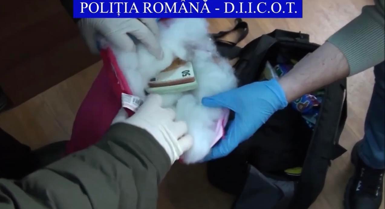 VIDEO. Un român a încercat să trimită în Italia sute de bancnote false, de 50 și 100 de euro, ascunse într-o pernă