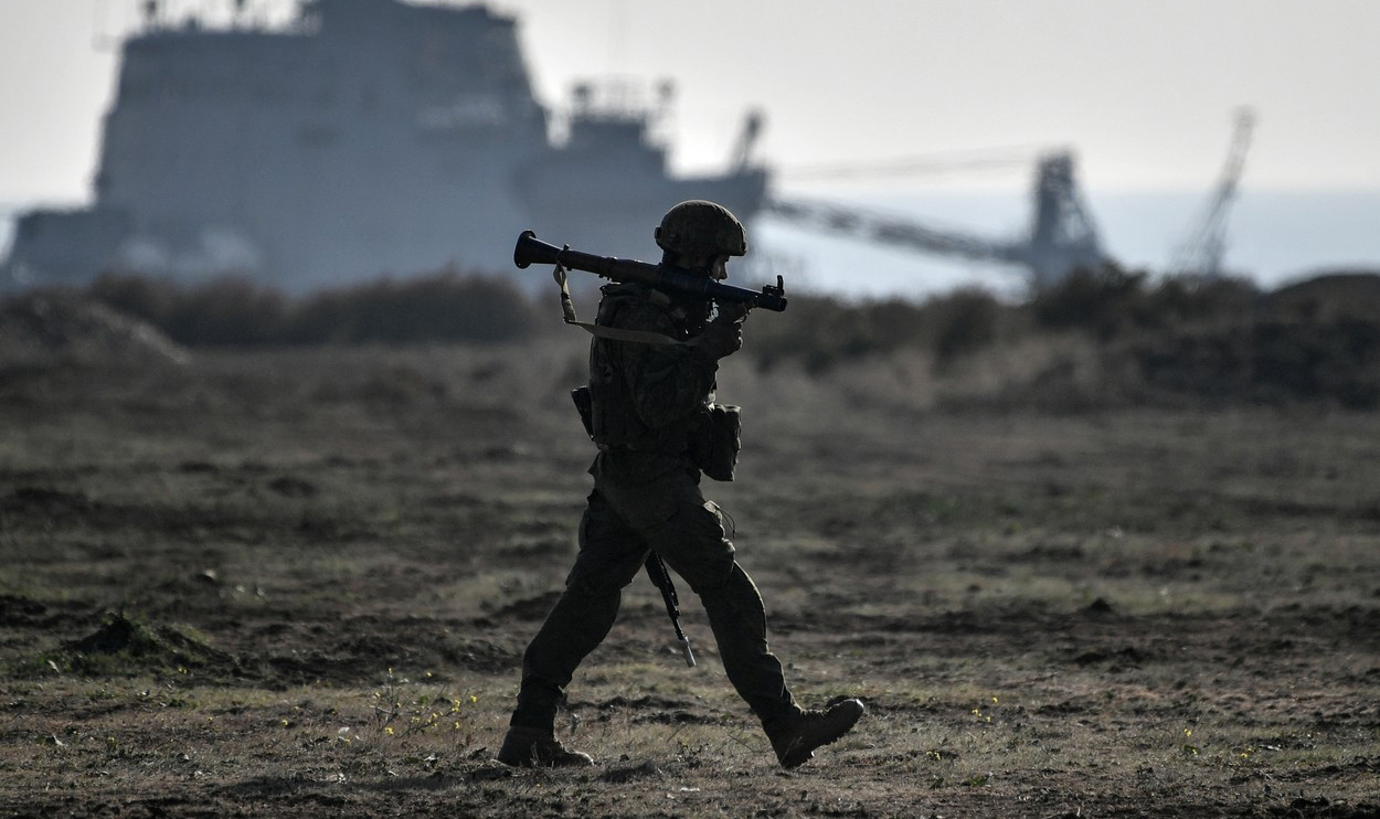 Rusia desfăşoară un nou regiment de paraşutişti în Crimeea
