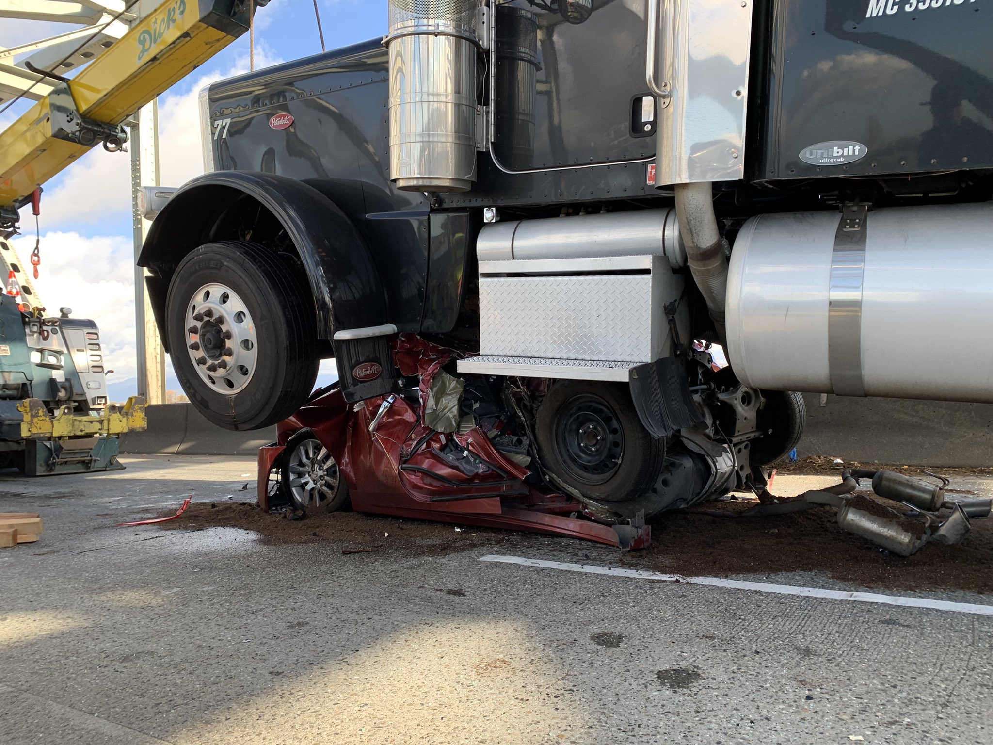 O șoferiță a supraviețuit după ce mașina ei a fost strivită de un camion cu 18 roți. „S-a ridicat și a mers singură”