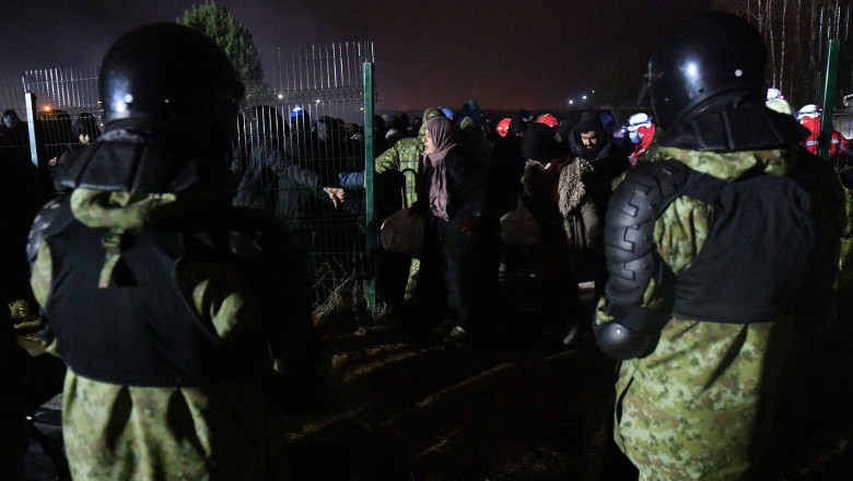 soldati din belarus migranti la granita