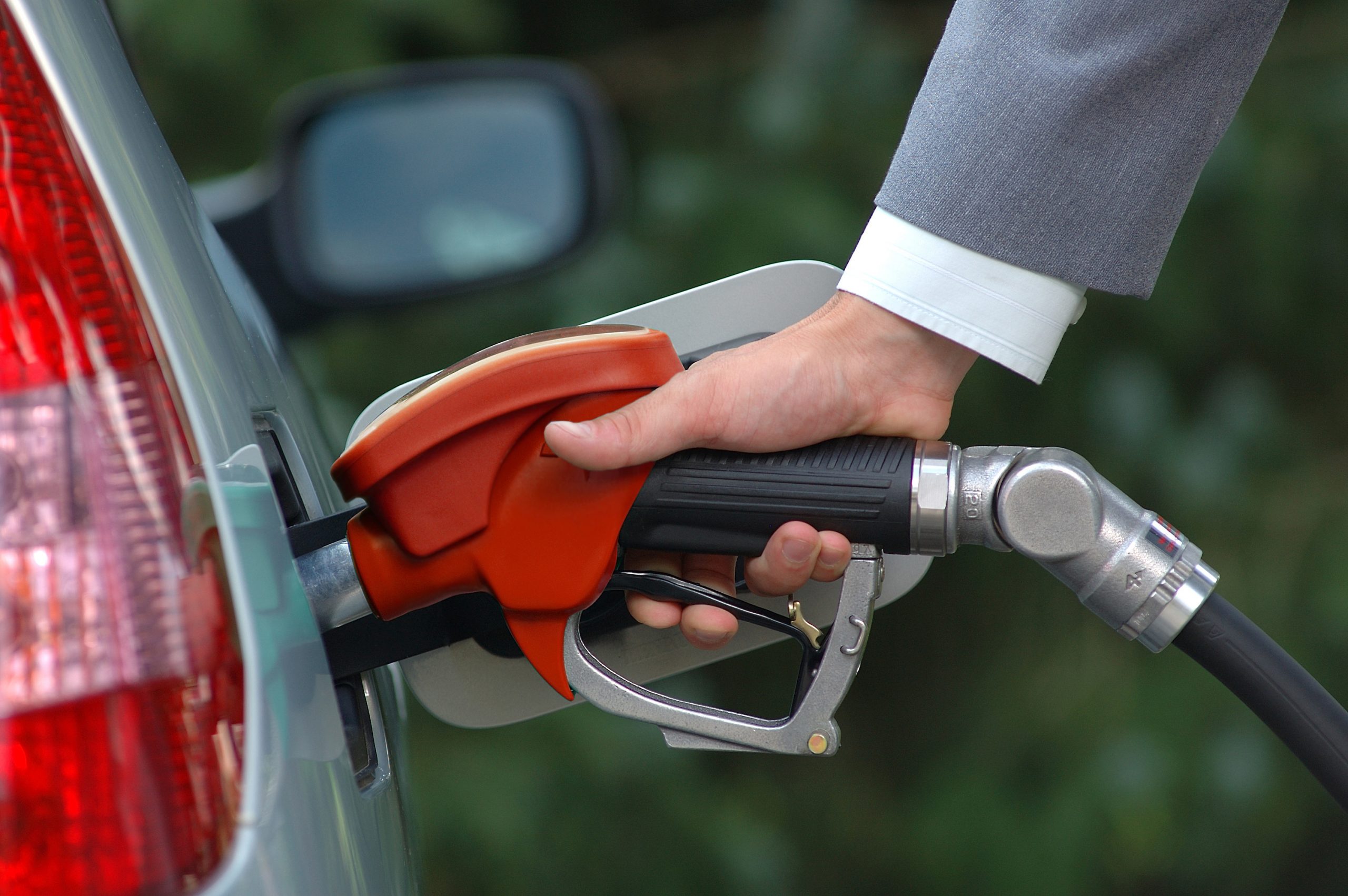 Joe Biden cere o anchetă după ce benzina s-a scumpit „inexplicabil”. „Cred că ar trebuie să începeţi imediat”