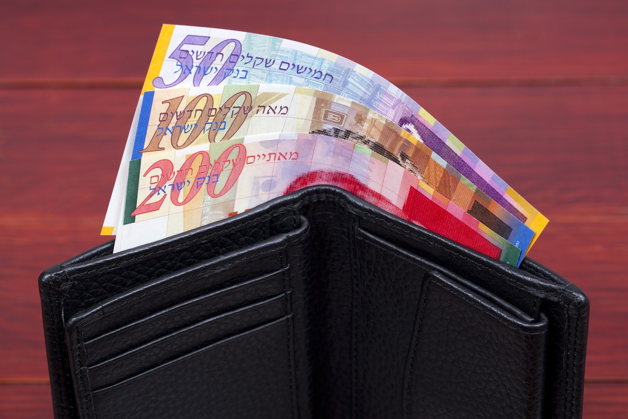 O femeie a ars aproape 3.000 de euro de teama COVID-19: „Mă simt foarte vinovată pentru că nu sunt banii mei”. Cum a reacționat banca