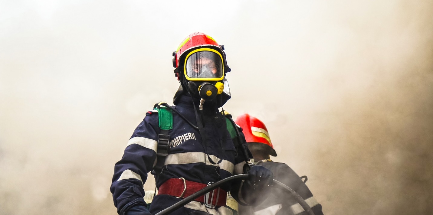 Un bărbat din Botoșani și-a dat foc la casă apoi a sunat la 112 și a cerut intervenția pompierilor